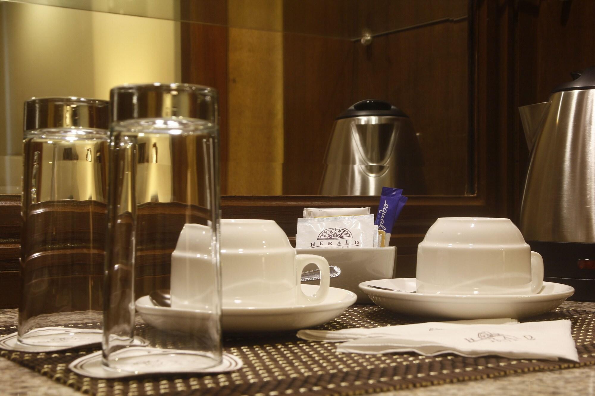 Herald Suites Polaris Makati City Exteriör bild