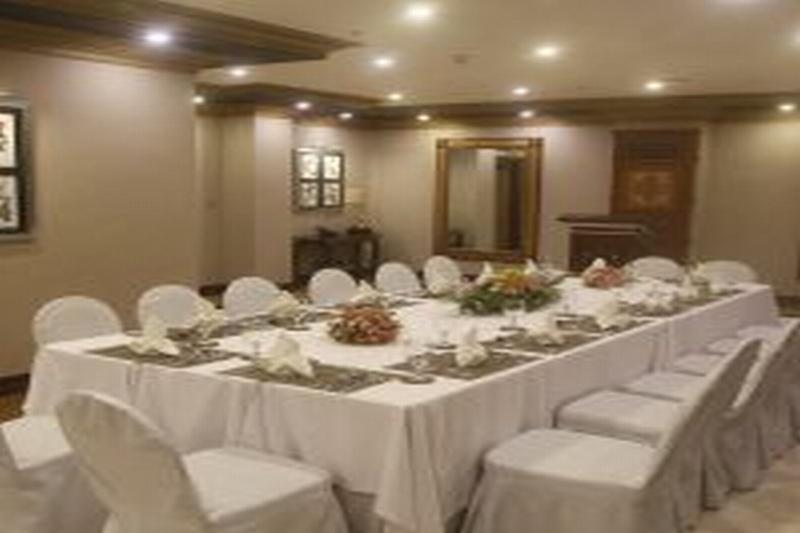 Herald Suites Polaris Makati City Exteriör bild