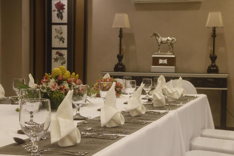 Herald Suites Polaris Makati City Exteriör bild